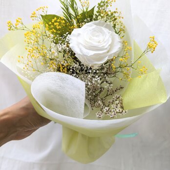 プリザーブドフラワー大輪の白の薔薇とかすみ草の花束（花束ラッピングの画像