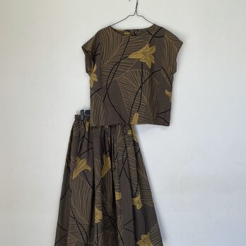 K様ご予約品＊アンティーク浴衣＊百合模様浴衣のセットアップ（ゆったりサイズ・夏裏地つき・柿渋染め）