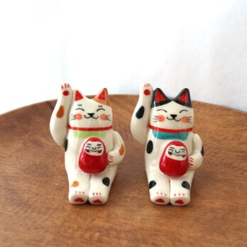 お座りだるま抱き招き猫（ ぶち・はちわれ ）の画像