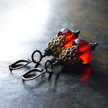 真っ赤な算盤型アンティークボヘミアビーズと繊細装飾ブラスキャップ、ラピスのピアス