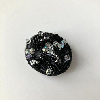 " prism / ﾌﾟﾘｽﾞﾑ " black color オーバル型刺繍ブローチの画像