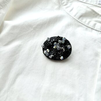 " prism / ﾌﾟﾘｽﾞﾑ " black color オーバル型刺繍ブローチの画像