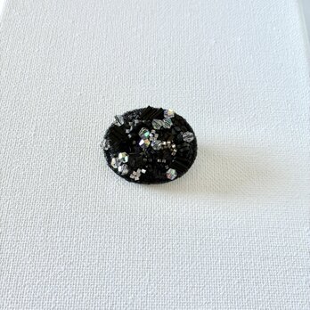 " prism / ﾌﾟﾘｽﾞﾑ " black color オーバル型刺繍ブローチ