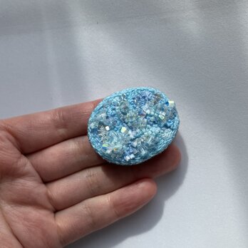" prism / ﾌﾟﾘｽﾞﾑ " summer blue color オーバル型刺繍ブローチの画像