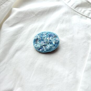 " prism / ﾌﾟﾘｽﾞﾑ " summer blue color オーバル型刺繍ブローチの画像
