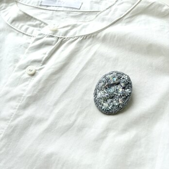 " prism / ﾌﾟﾘｽﾞﾑ "  gray color 縦型オーバル型刺繍ブローチの画像