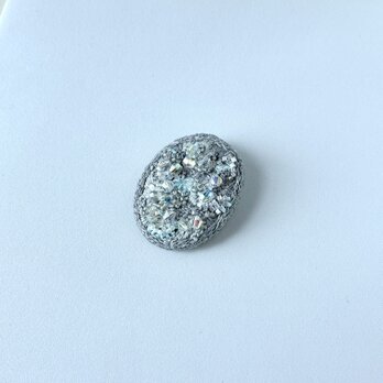 " prism / ﾌﾟﾘｽﾞﾑ "  gray color 縦型オーバル型刺繍ブローチ