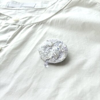 " prism / ﾌﾟﾘｽﾞﾑ "  white color オーバル型ワンポイントビーズあり 刺繍ブローチの画像