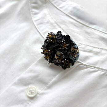 " 湖のほとりに咲く黒き花々" オーバル型刺繍スパンコールブローチの画像