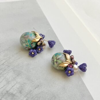 ゆらり草花たちのイヤリング  /　グリーン　紫　パール　真鍮　花　葉っぱ　個性的　お出かけ　ガラス　水彩の画像