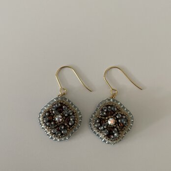 花結びのピアス　金いろの画像