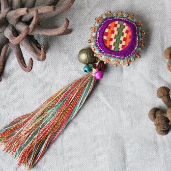 2wayで使えるカラフル刺繍ブローチ　タッセル取り外し可の画像