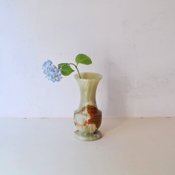 グリーンとキャメルの石の花瓶の画像