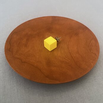 陶のひとつぶピアス（しかく/yellow)の画像