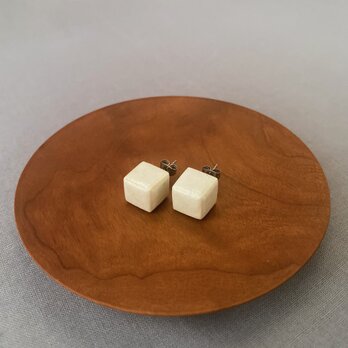 陶のピアス（しかく/white）の画像