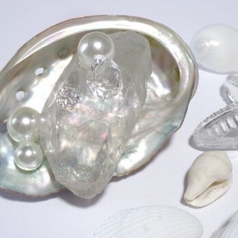 水晶原石(クリアクォーツ)とアワビ貝のブローチの画像