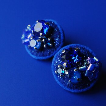 ＜Stella～遊び好きの星～＞刺繍イヤリング「ジュエルJewe/青の夜」の画像