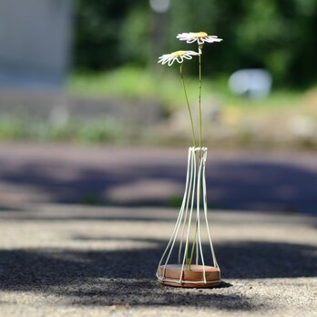 フラワーベース(広葉樹+白ワイヤー)とワイヤークラフトのお花3つ付き、一輪挿し #0122の画像