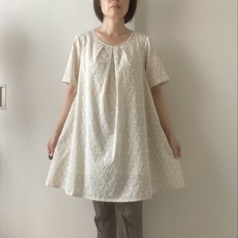 コットンエンブロイダリーレースのチュニック　ベージュの画像