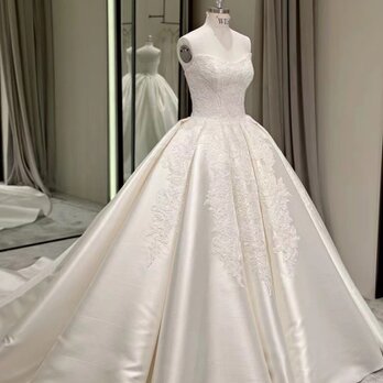 ウエディングドレス ベアトップ 上品レース プリンセスライン 光沢サテン 結婚式/披露宴の画像