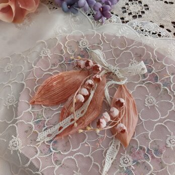 流れるすずらん　ピンクすずらんのコサージュ　染め花　布花の画像