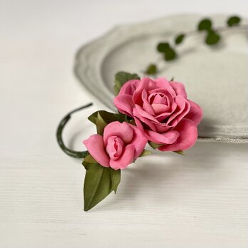 布花　パッと晴れやかな気分になる濃いピンク色のバラのコサージュ