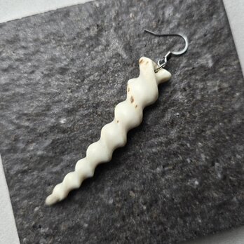 鹿の角 とんがりピアス 片耳用 naturalの画像