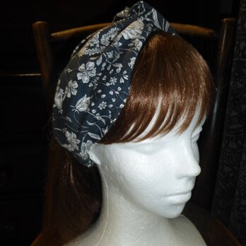 黒地花柄のクロスヘアバンド