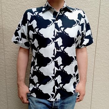 半袖柄シャツ（騙し絵馬総柄図）白黒の画像