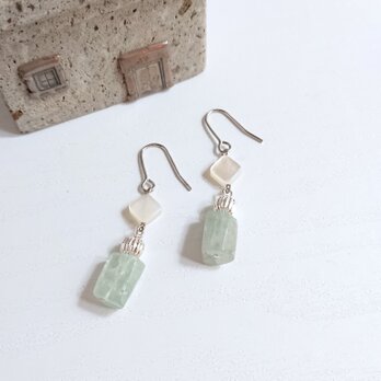 グリーンカイヤナイトとホワイトシェルのピアス/イヤリング　Y-1942P