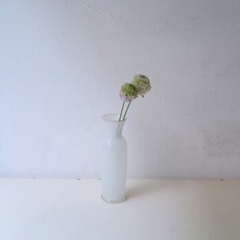 透けるようなホワイトの花瓶の画像