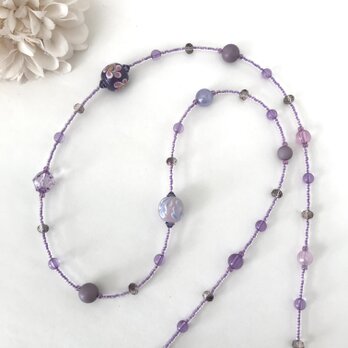 ラベンダー 色の ロングネックレス くすみカラー パープル 紫 パステルカラー ペール 紫陽花