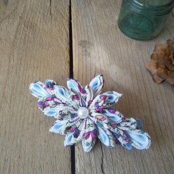 つまみ細工 お花のバレッタの画像