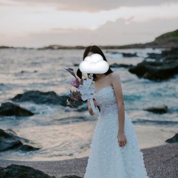 実例写真！抜群のおしゃれ見え ウエディングドレス ベアトップ 花モチーフ パール 華やかなトレーン 前撮りの画像