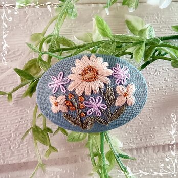 手刺繍のブローチの画像