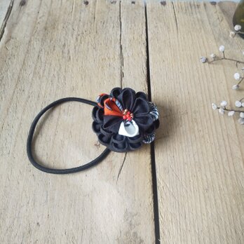 つまみ細工のお花のボリュームヘアゴムの画像