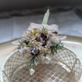 ブローチ ｽﾜｯｸﾞ小花たち(アイボリーホワイト)B136の画像