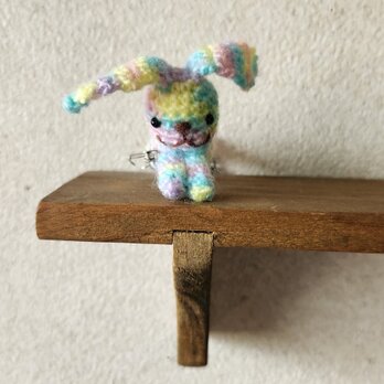 うさぎの編みぐるみブローチ1の画像