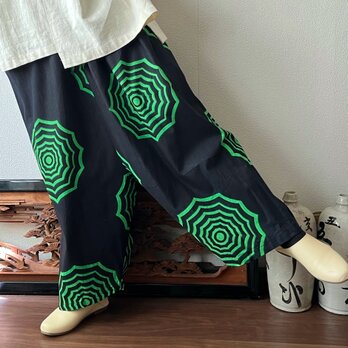 あくびちゃん？アラジン？アフリカンバティックパンツ　動きがよく出る素材だからシルエットが楽しい　蜘蛛の巣柄緑黒の画像