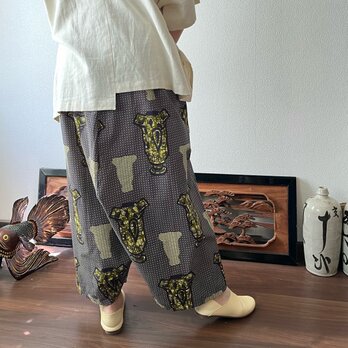 あくびちゃん？アラジン？アフリカンバティックパンツ　動きがよく出る素材だからシルエットが楽しい　壺ガラベージュの画像