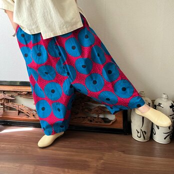 あくびちゃん？アラジン？アフリカンバティックパンツ　動きがよく出る素材だからシルエットが楽しい　波紋柄青赤