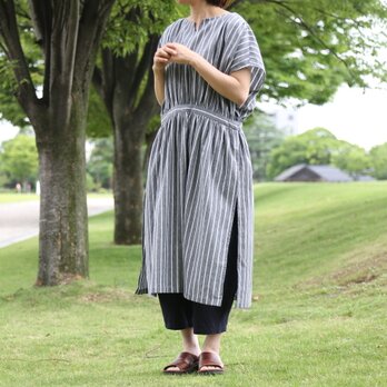 サイドスリットワンピース（亀田縞）グレーストライプの画像