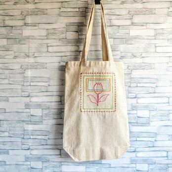 【刺繍】ピンクのチューリップと四角　トートバッグ　縦長　ベージュ　A4サイズ収納可　エコバッグ　レッスンバッグ　オーダーメイドの画像