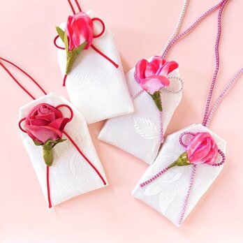 （バラの蕾）元巫女が作る花のお守り袋の画像