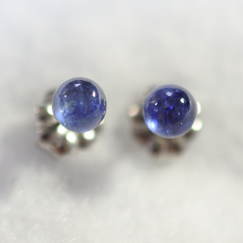 （１点もの）アフリカ産ブルーサファイアのスタッドピアス（4mm・チタンポスト）の画像