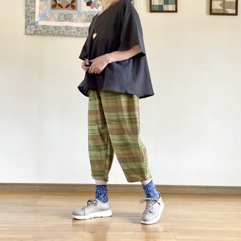 モンペスタイルのゆったりパンツ（黄茶色）の画像