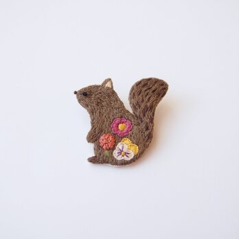 ［受注制作］リスの刺繍ブローチ（dark brown）の画像