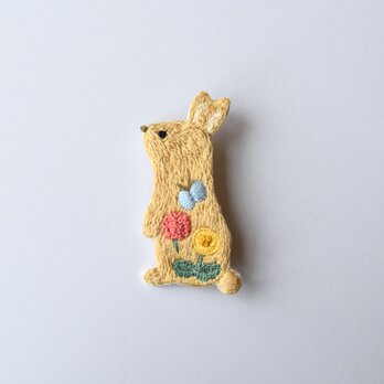 ［受注制作］ウサギの刺繍ブローチ（beige2）の画像