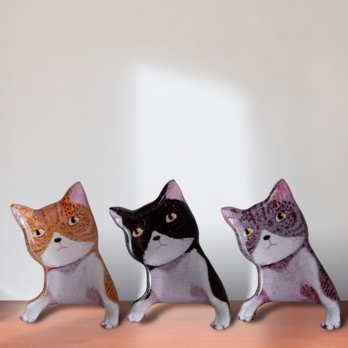 ヒョッコリ仔猫のブローチ(3色)の画像