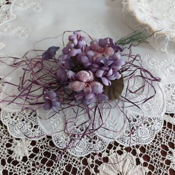 アンティークなすみれのコサージュLサイズ　布花　染め花の画像